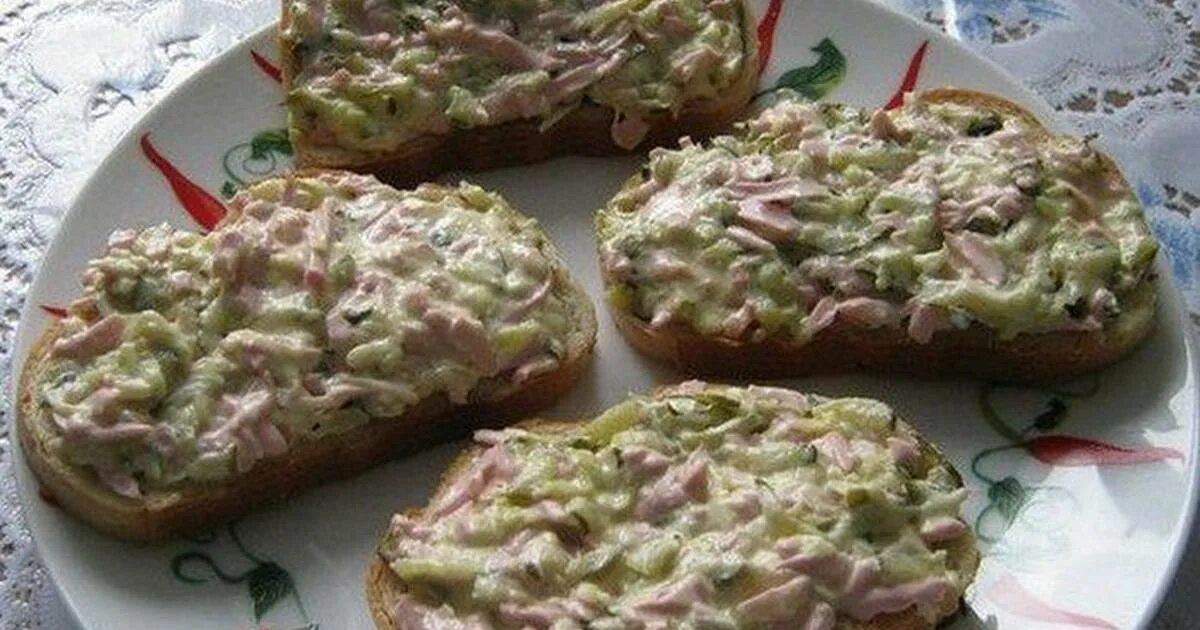вкусный ужин на скорую руку. пицца на сковороде за 10 минут. блюдо из грудки необычное. что испечь на кефире быстро.