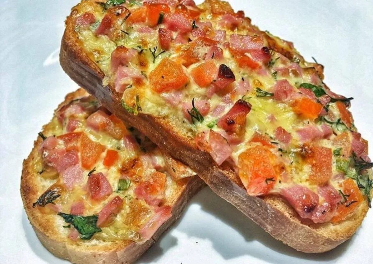 Горячие бутерброды мини. Горячие бутерброды. Горячий бутерброд ленивая пицца. Пицца из батона в духовке. Ленивая пицца на батоне.