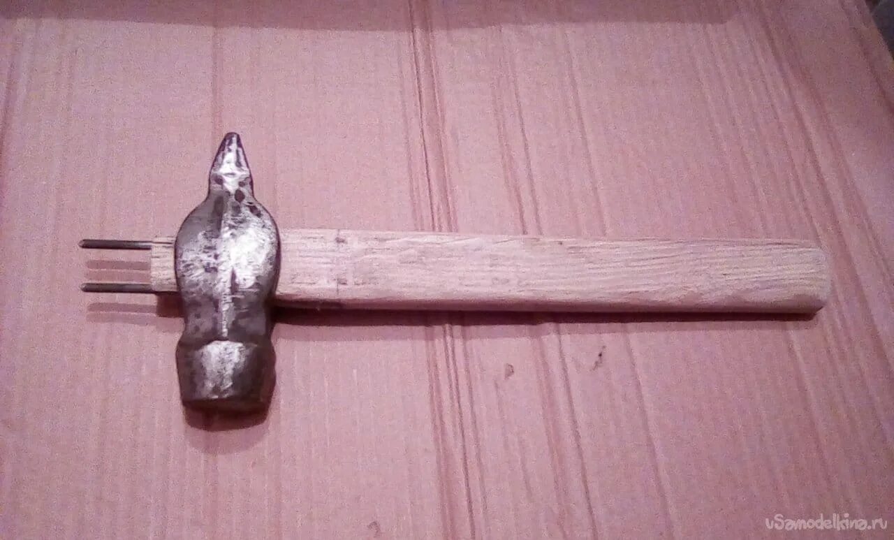 Как насадить кувалду на деревянную ручку правильно. Сломанный молоток. насаживание молотка на ручку. сломанный молоток фото. молоток с металлической рукояткой старый.