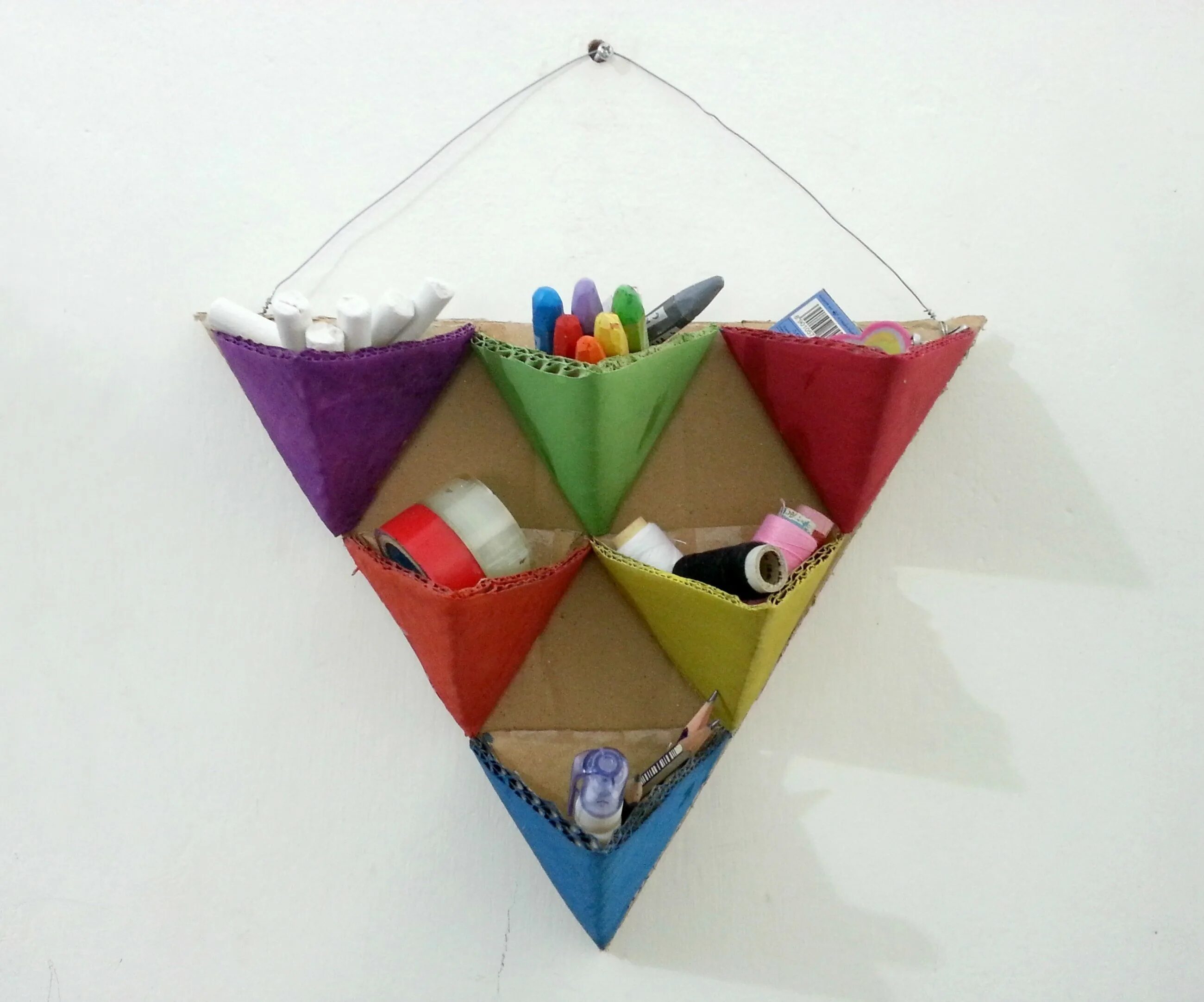 Какие предметы можно сделать. Идеи из картона. Полезные поделки из картона. Органайзер треугольный. Полезные вещи из бумаги.