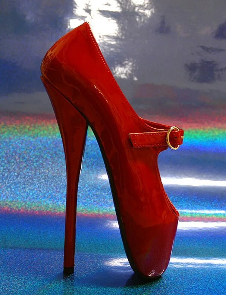 Обувь леди гаги. Женские туфли на высоком каблуке. Стрипы hella heels сапоги. Крутые туфли. Самый большой каблук.