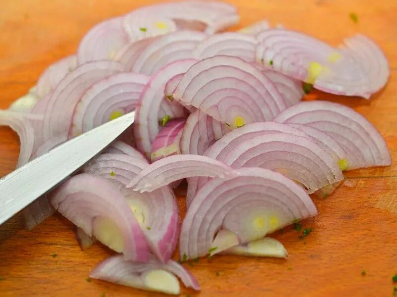 Разрезанный лук. Лук нарезанный полукольцами. нарезка лука полукольцами. нарещатьтлук полукольцами. репчатый лук нарезанный полукольцами.
