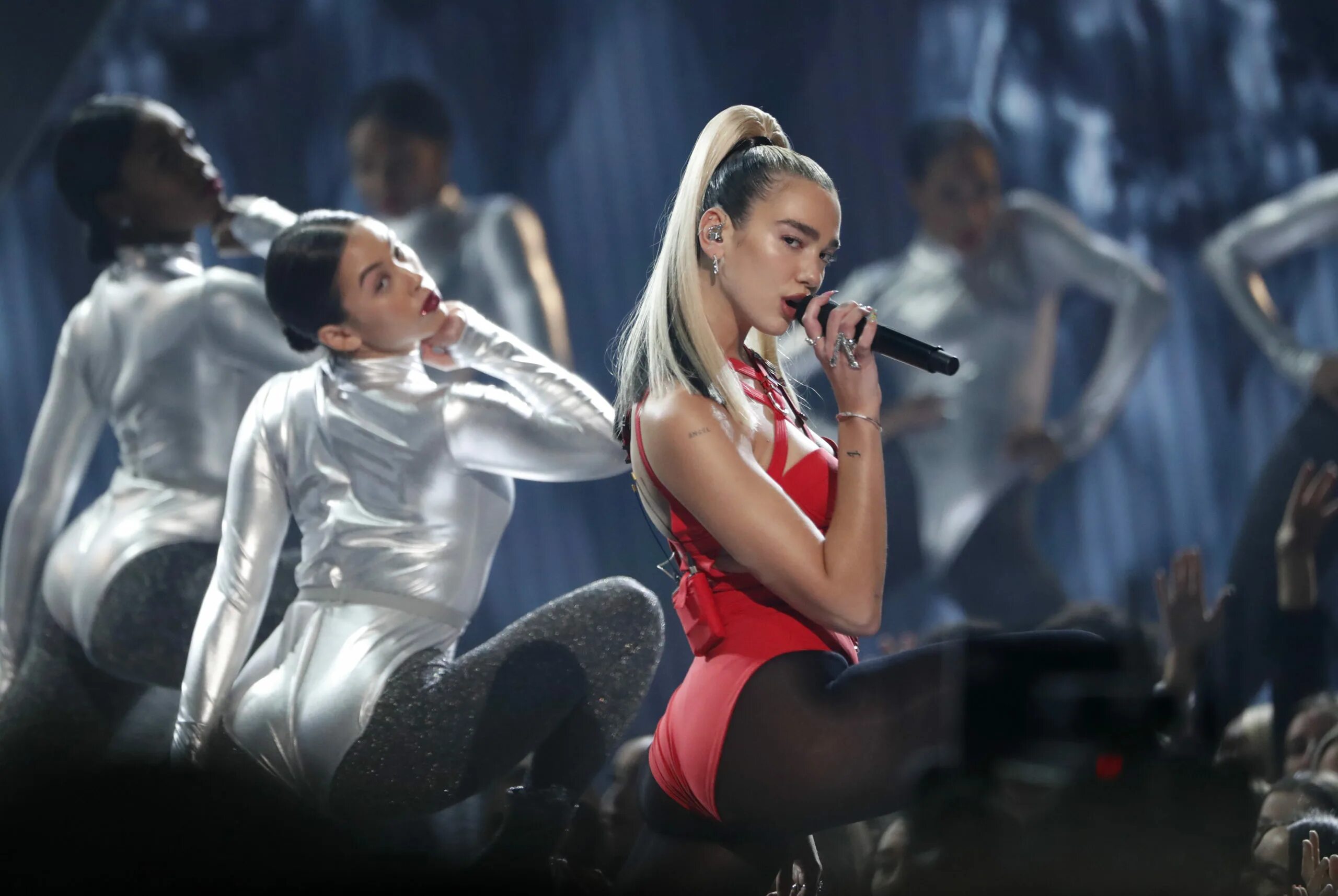Выступление девушек. Дуа липа. дуа липа 2019. dua lipa 2025. дуа липа выступление.