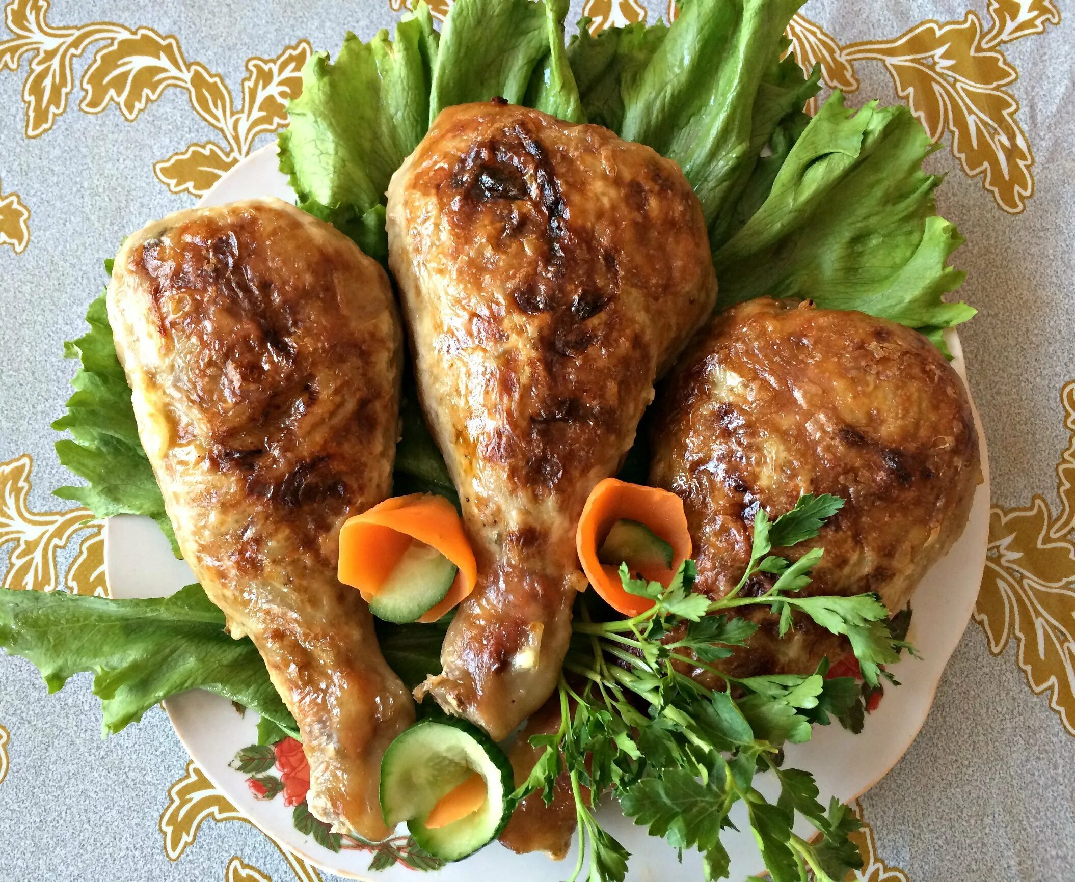 Фаршированный окорочка в духовке. Куриные окорочка фаршированные грибами. Голень фаршированная куриная. Окорочка фаршированные грибами. Фаршированный окорочок без кости с грибами.