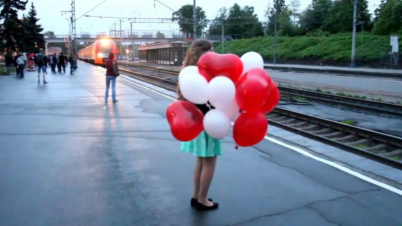 Как встретить парня после. Встреча с армии. встреча на вокзале. встреча на вокзале с шарами. встреча парня из армии на вокзале.