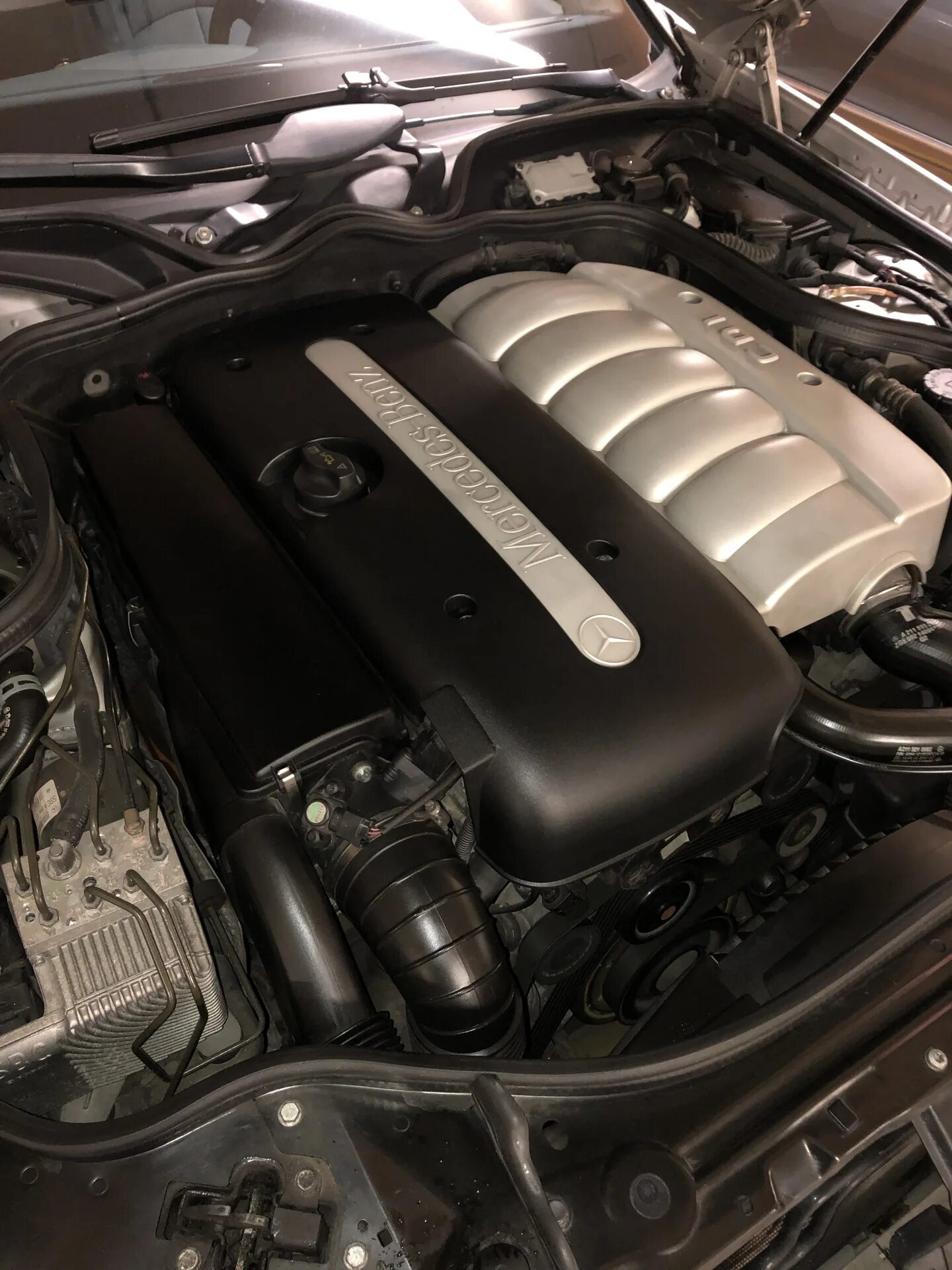 Мотор 2. W211 e200 двигатель. Mercedes w211 мотор. Подкапотка мерседес w211. Mercedes benz.
