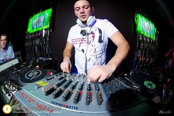 Диджей выступает. Dj лихницкий. диджей в камеди клаб.