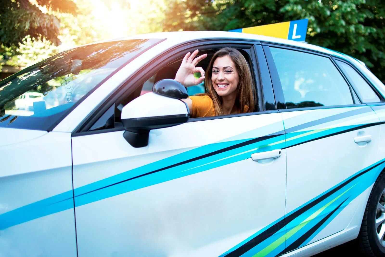 авто для студента. урок в автошколе. подросток за рулем автомобиля. женщина за рулём картинки. водитель.