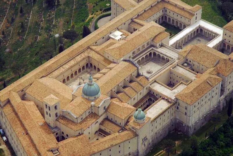Monte перевод. Монтекассино бенедиктинский монастырь. Монастырь монастырь Монте-Кассино. Монастырь Монте-Кассино Италия план. Монастырь в Монтекассино (Италия).