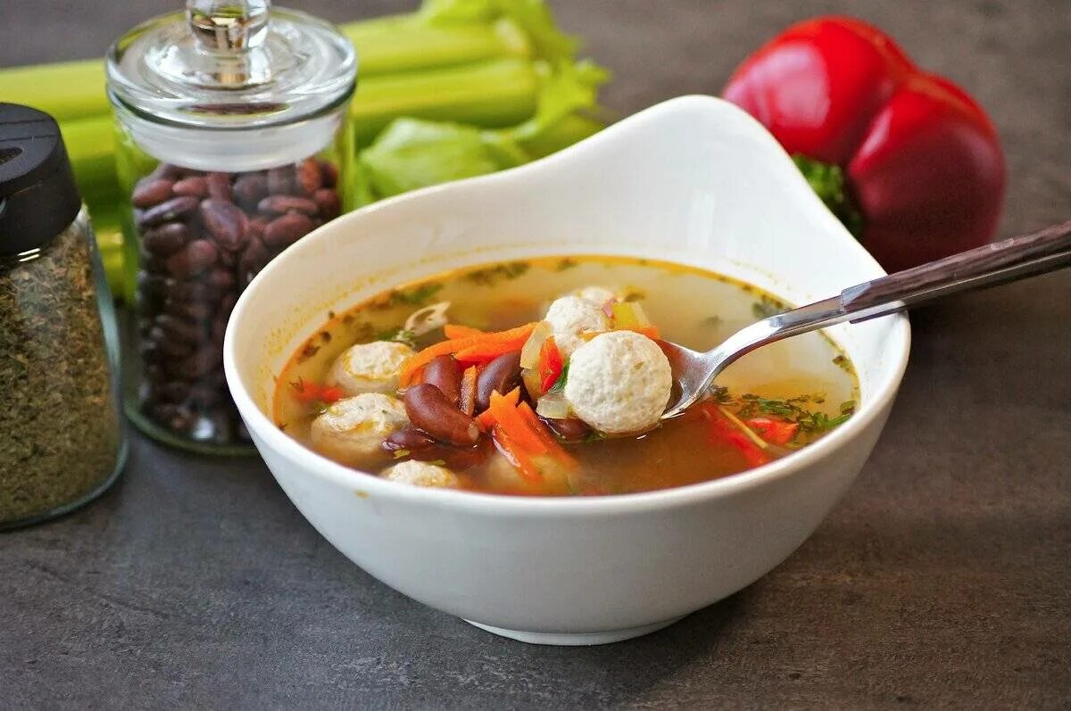 Первый вкусный. Полезные супы. Здоровый суп. Суп с фрикадельками и сельдереем. Супы или супа.