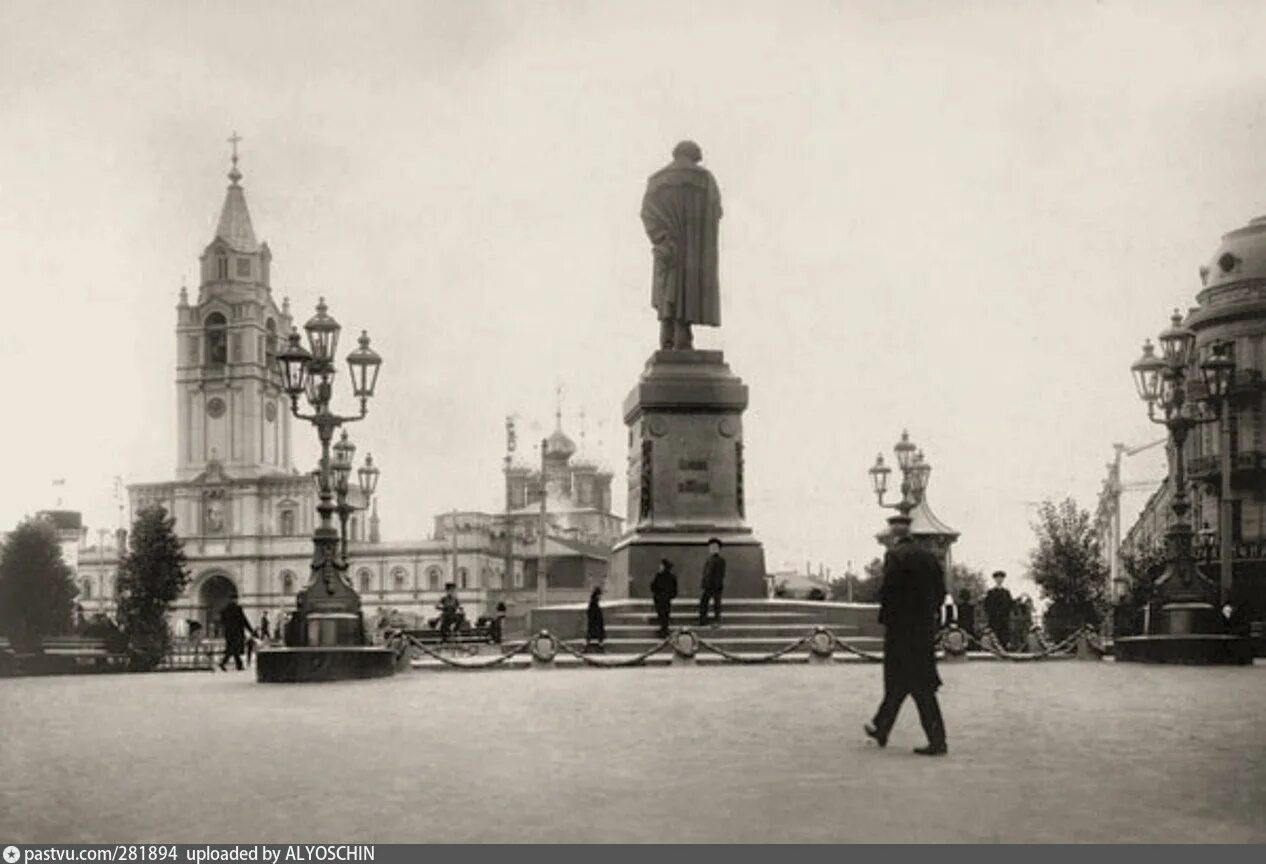 Тверской бульвар страстной монастырь памятник. Памятник Пушкину в Москве страстной монастырь. Страстной бульвар памятник Пушкину. Пушкинская площадь Тверской бульвар. Страстная площадь