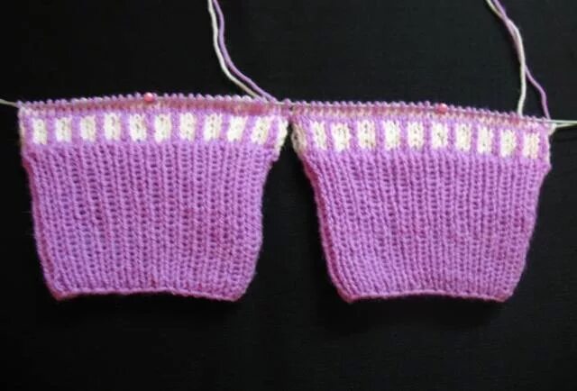 Носочки на двух спицах. Носки с мыска на двух спицах. Носок от мыска вывязывание пятки. Два носка одновременно на круговых. Носки на круговых спицах.