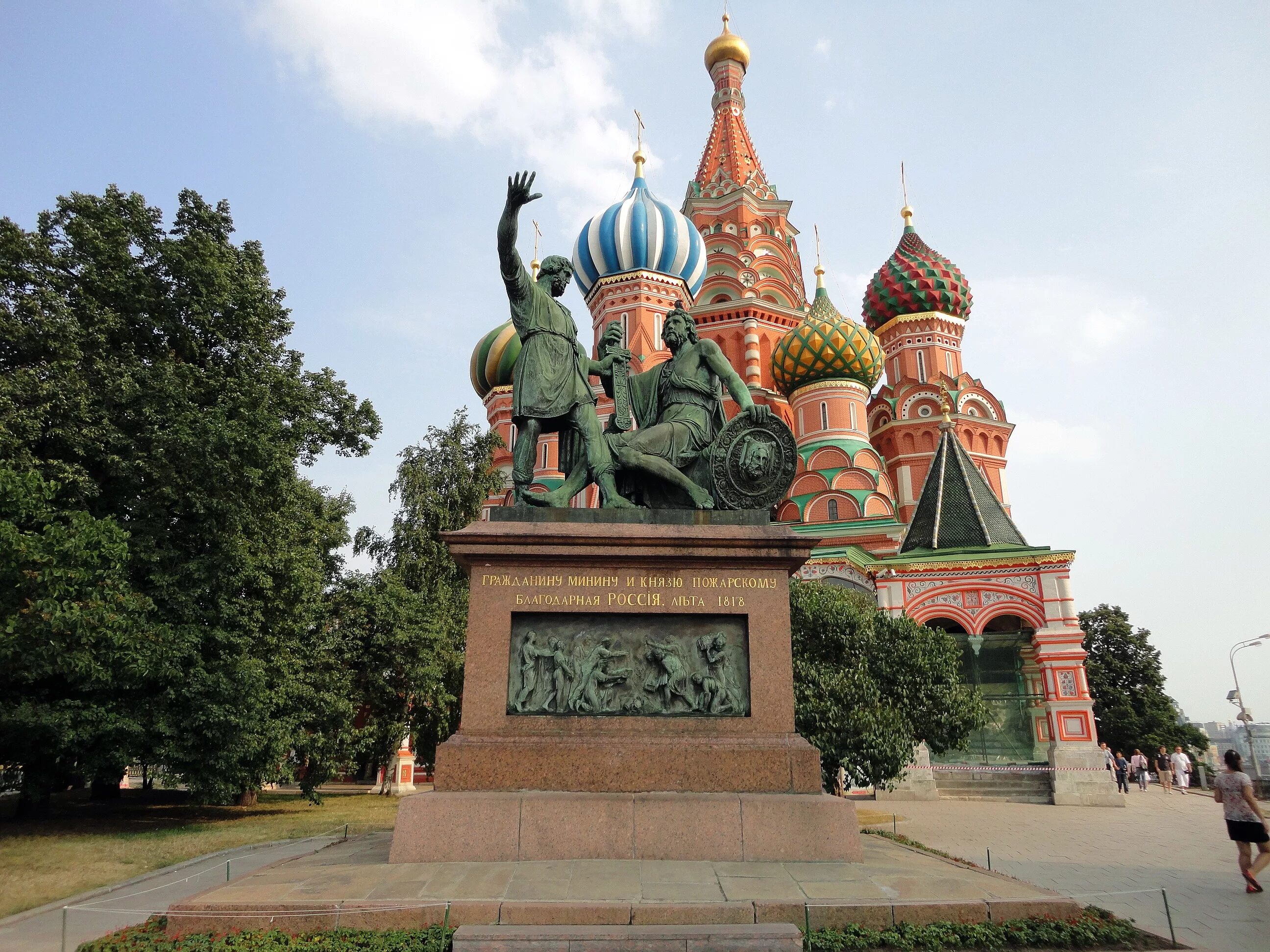 На какой площади установлен памятник. Мартос памятник минину и пожарскому. памятник минину и пожарскому на красной площади в москве. василия блаженного собор в москве с памятником минину и пожарскому. минин и пожарский памятник в москве ъ.