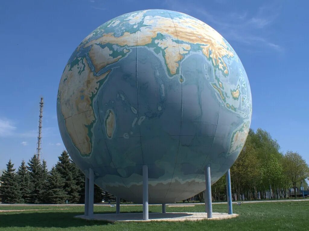 глобус в дорогобуже в смоленске. глобус площадь. самый большой глобус в европе дорогобуж. монумент «глобус» пенза. глобус площадь.