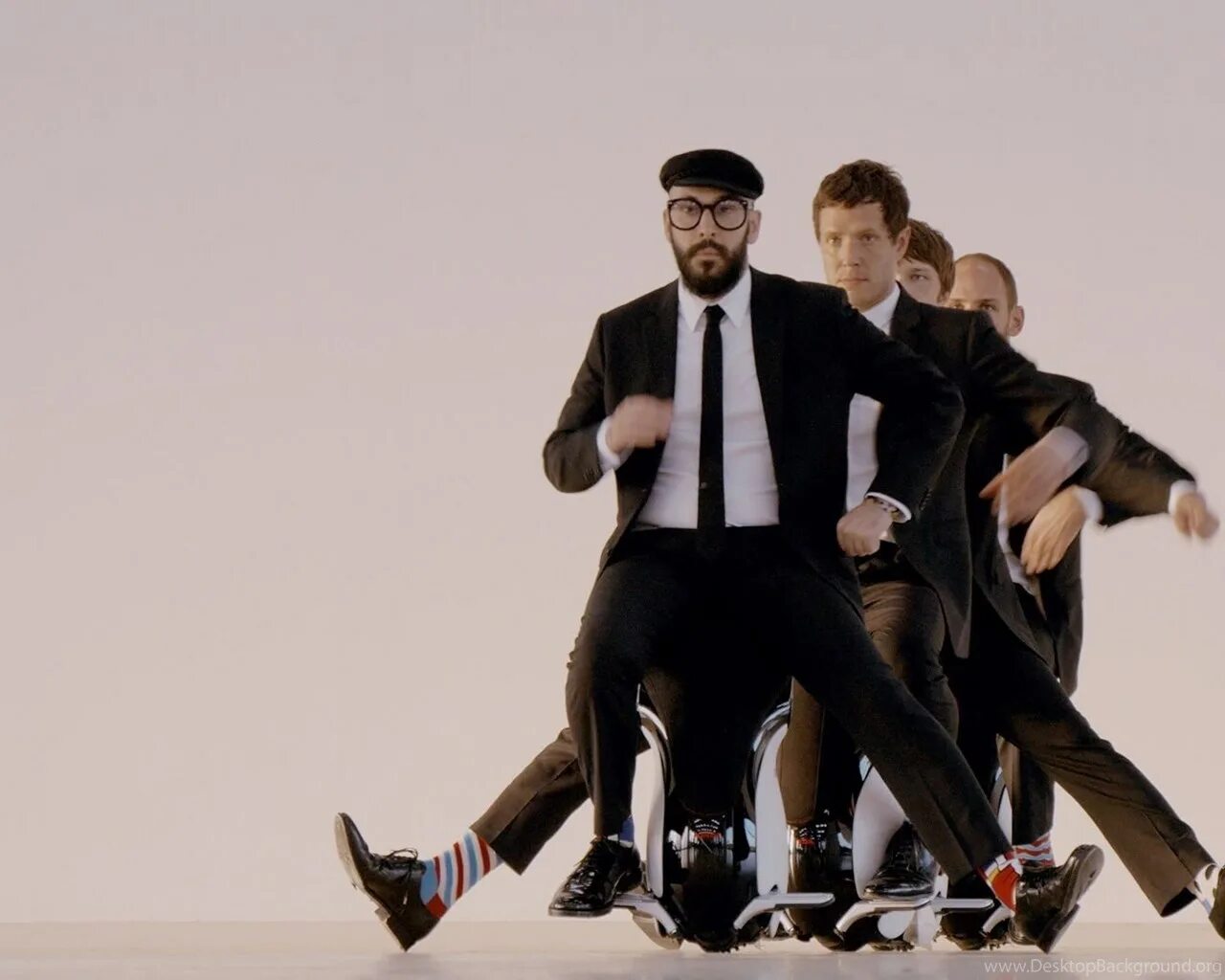 Ok go. Группа ok go. Энди Росс ok go. Клип ok go зонтики. Песни i let you go