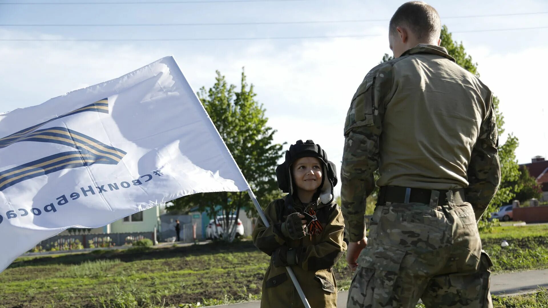 Леша павличенко. Шоколадка алеша. Военная шоколадка. Баллада о солдате фильм. Мальчик с российским военным украина.