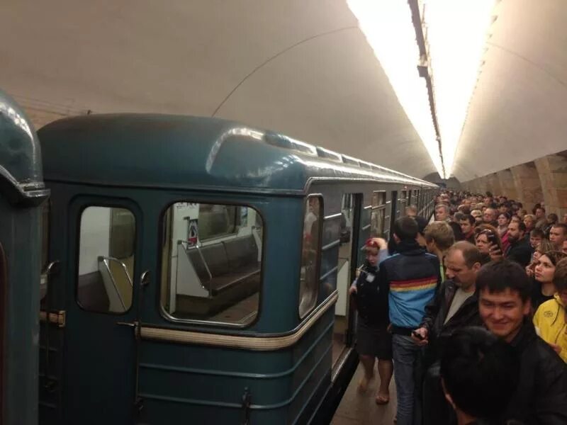 Поезд в метро ходят с одинаковым. Поезда на серой ветке. поезда на серой ветке метро. серая ветка метро поезда. вагон метро на серой ветке.