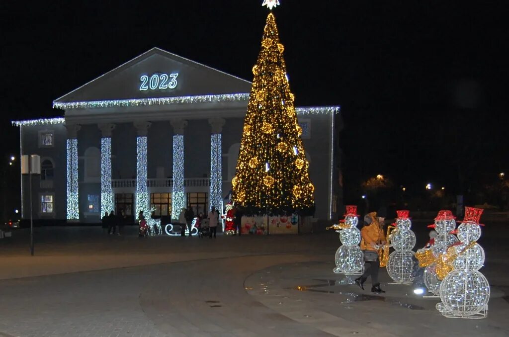 площадь в темрюке новогодняя. новый год темрюк. елка в темрюке 2022. новый год в темрюке. елка в темрюке.