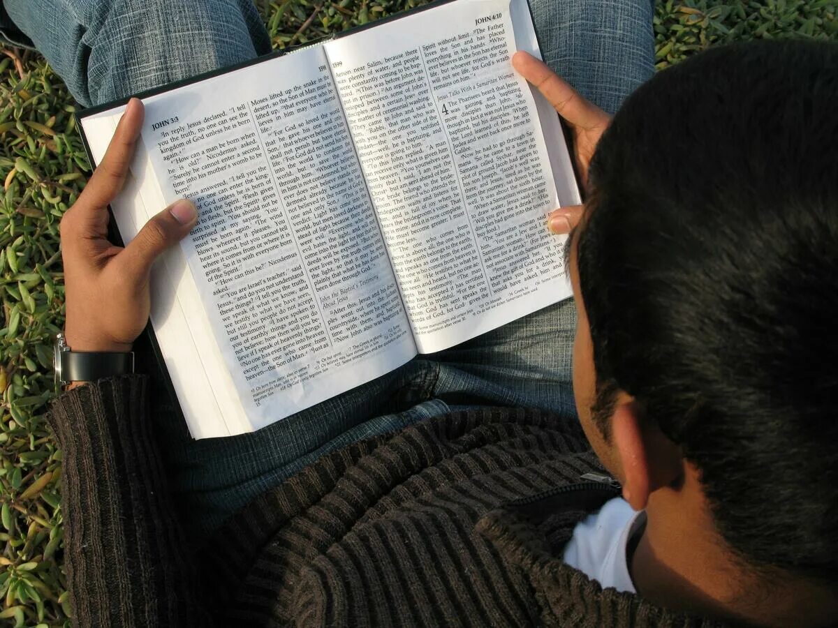 Духовное чтение. Чтение Библии. Человек читает Библию. Чтение Библии на природе. Изучать Библию.