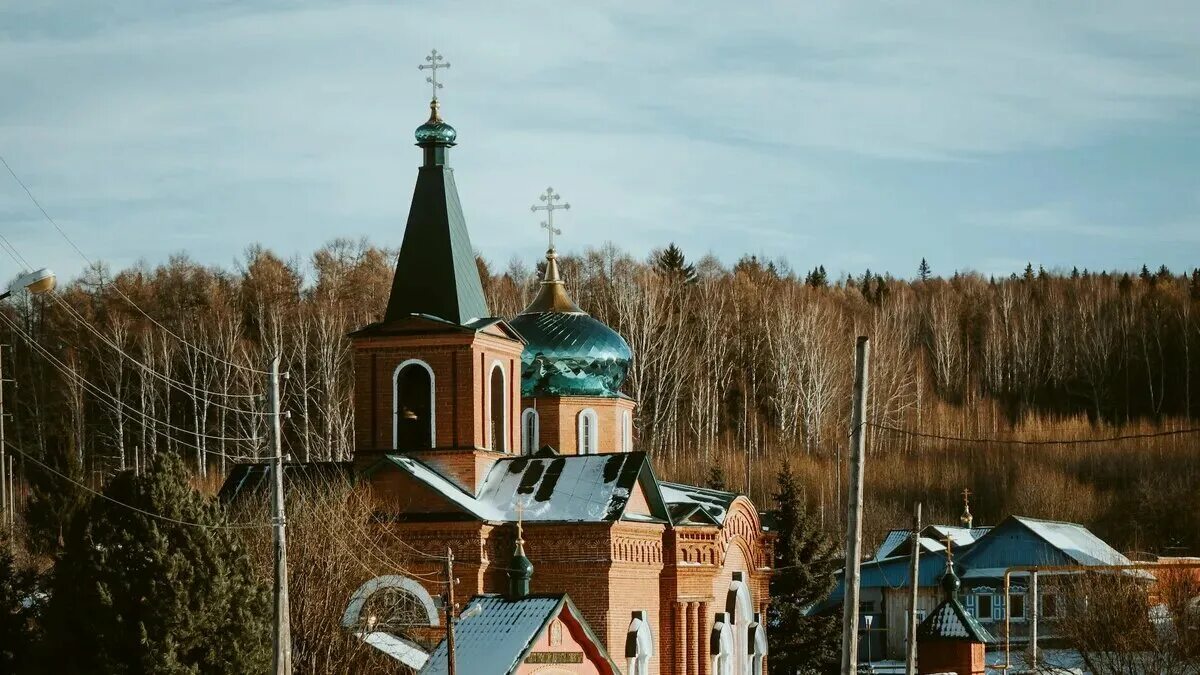 Можно ли в церковь в капюшоне. Российское кладбище. Новые храмы России. Церковь Святой Троицы Восточная. Православный храм Святой Троицы в нагире.