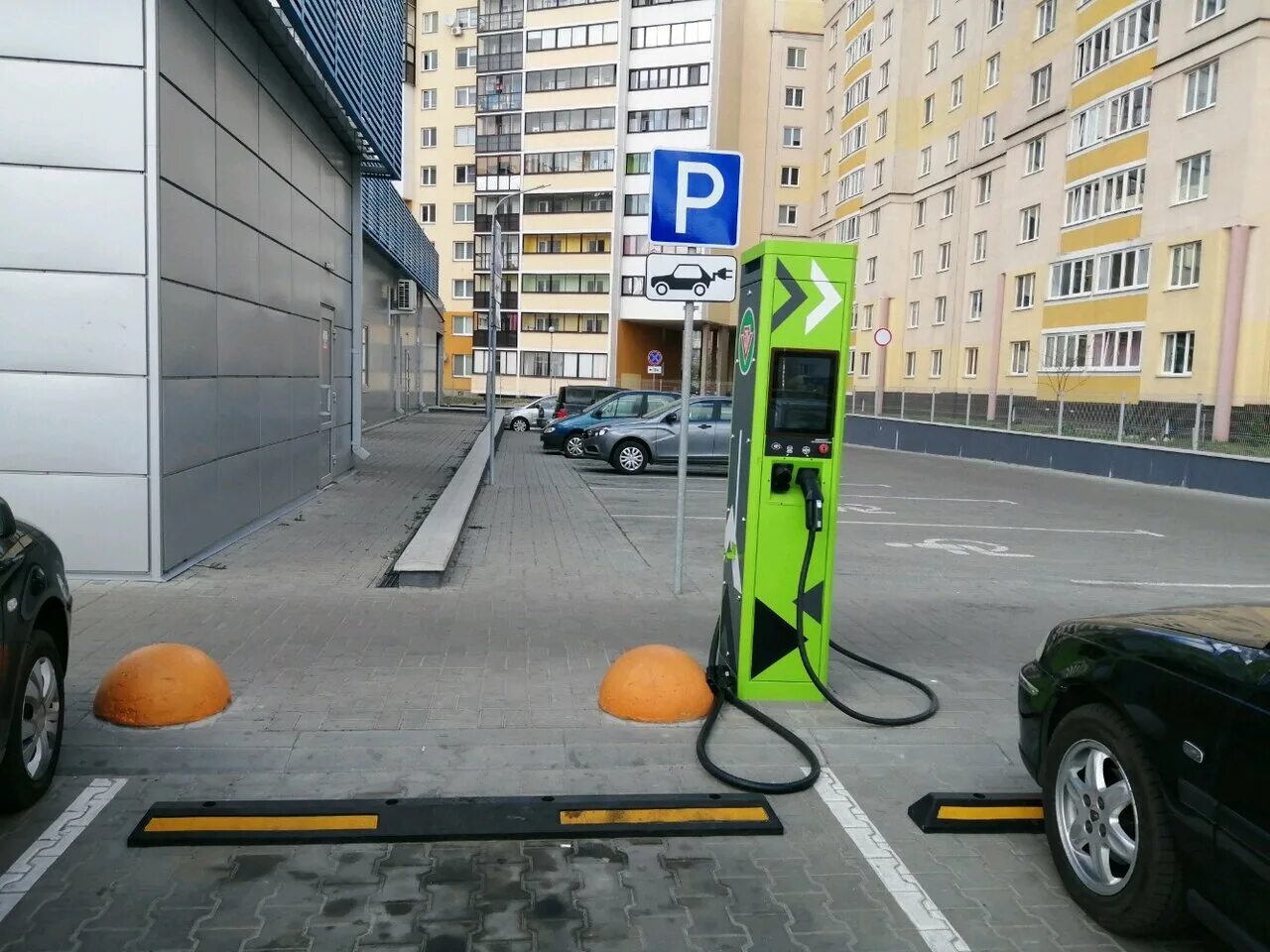Разметка парковки для электромобилей. Парковка для электромобилей в москве. Станции зарядки электромобилей в москве. Парковка для электрокаров. Паркинг для электрокаров с зарядным.