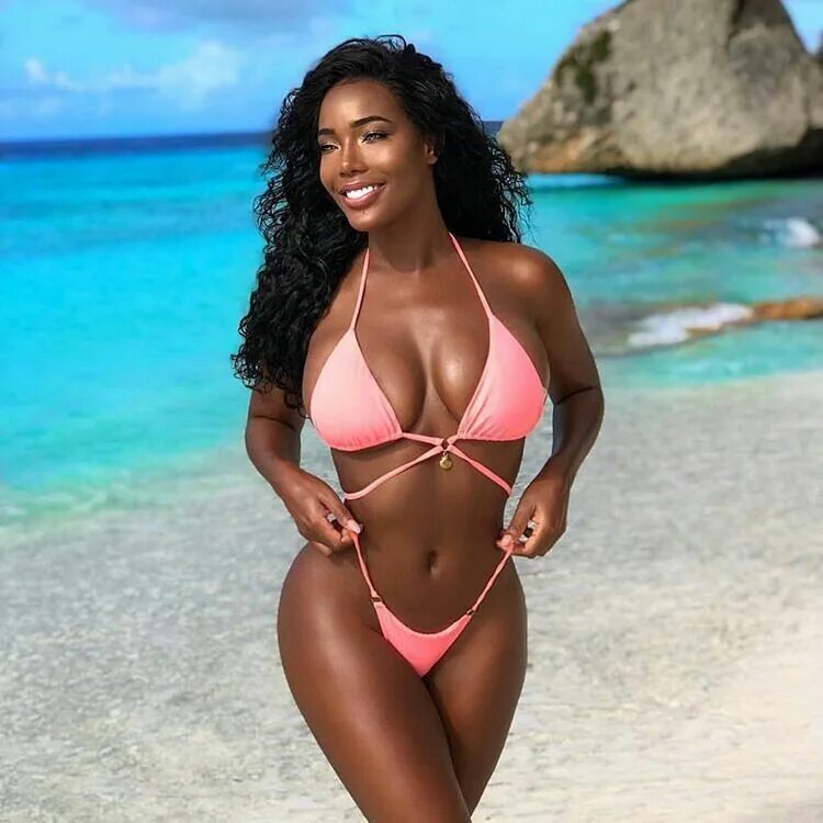 Onlyfans ebony. Монифа Янсен. Monifa Jansen бикини.