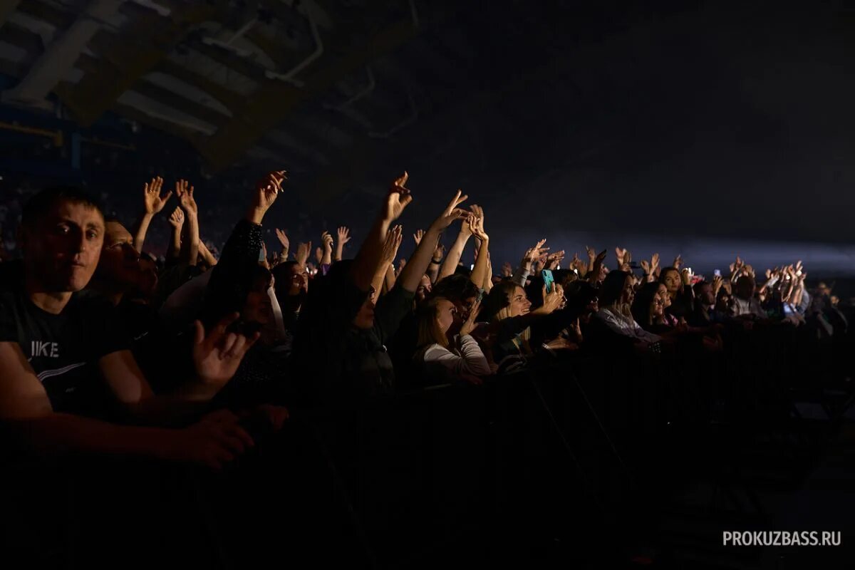Сколько длится концерт руки. Концерт руки вверх Пермь 2022. Кемерово концерт руки вверх. Руки на концерте. Руки вверх концерт в Новосибирске в 2022 году.