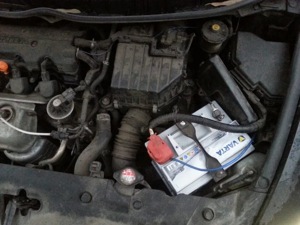 Аккумулятор цивик 4д. Аккумулятор honda civic 5d крепление.