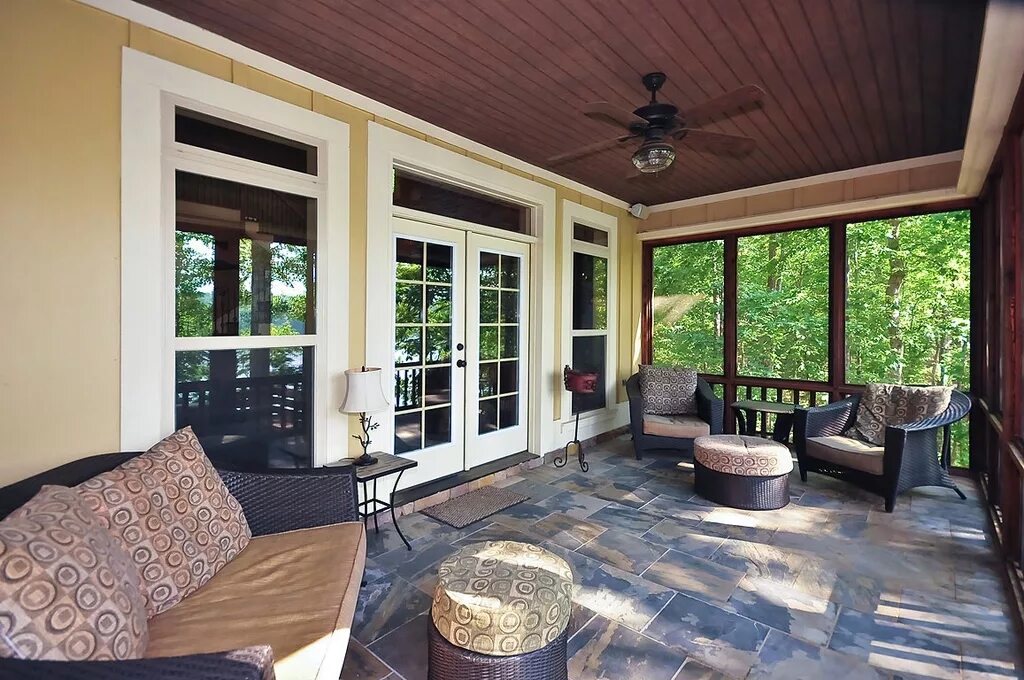 кухня гостиная с выходом на террасу. выход на террасу в частном доме. дом с выходом на террасу. гостиная с панорамными окнами и выходом на террасу. дом с выходом на террасу.