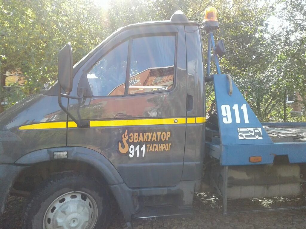 Эвакуатор логотип. Визитка эвакуатор. Эвакуатор 911. Рейнера александрова эвакуатор. Директор эвакуаторов 911.