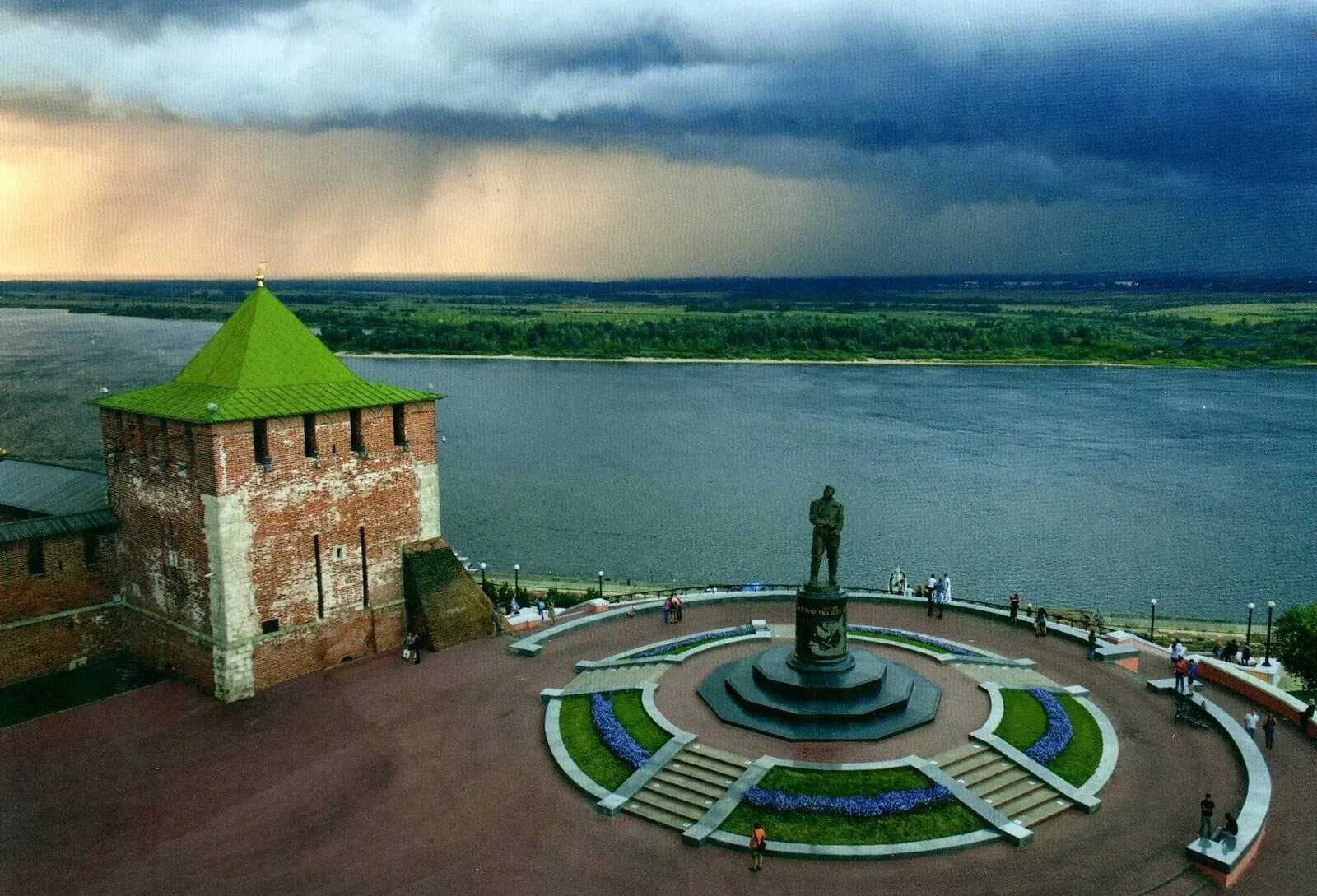 Нижний новгород за один день. Памятник Чкалову в Нижнем Новгороде. Нижегородский Кремль памятник Чкалову. Нижний Новгород достромичательности. Достопримечательности Нижнего Новгорода 2022.