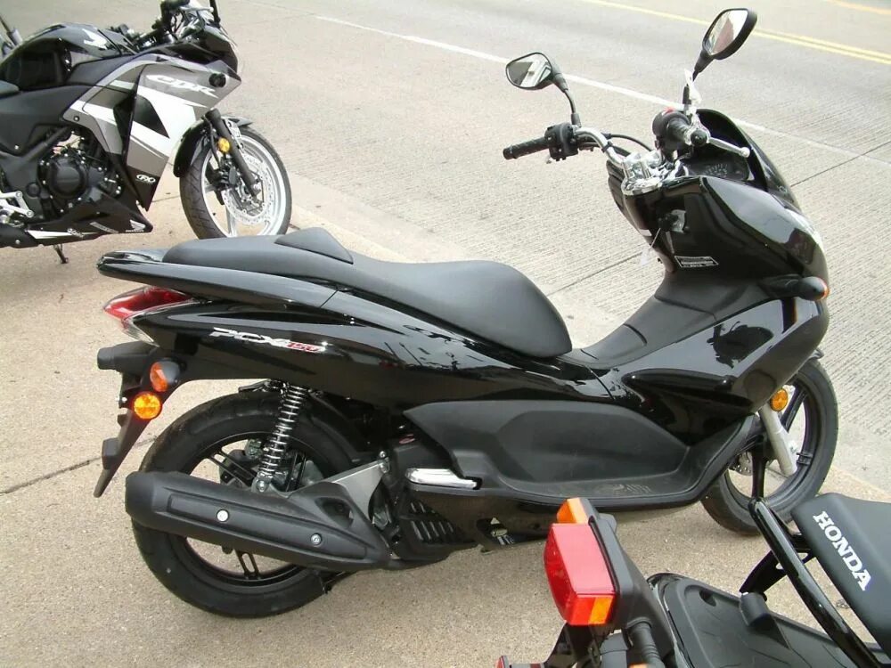 Honda 150 кубов. Скутер Хонда 150 кубов. Honda мопед 150 кубов. Скутер Honda PCX 150.