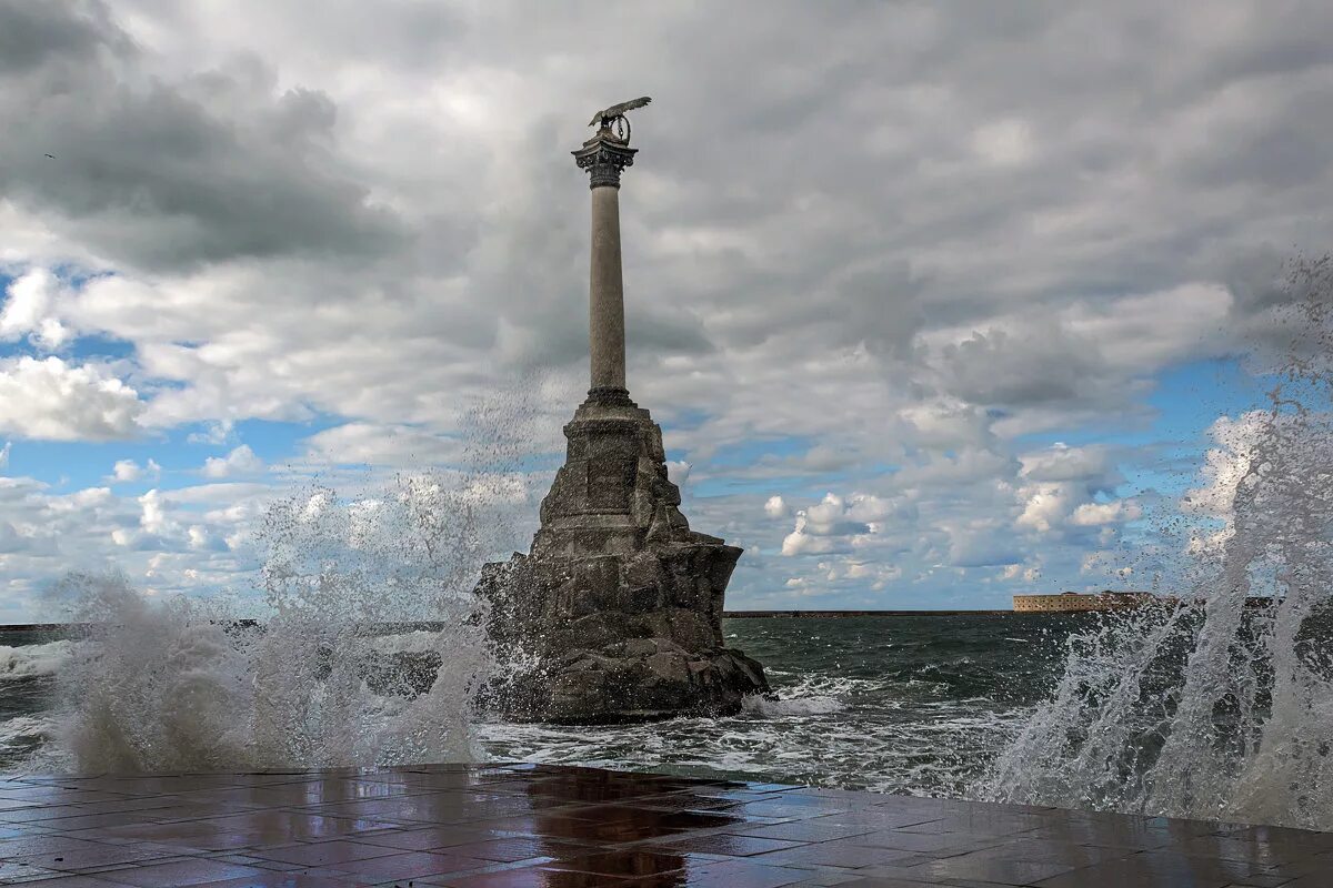 Памятник затопленным кораблям расположен в крымском