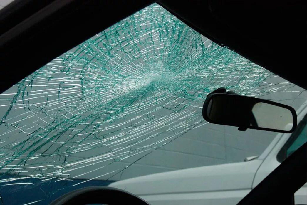 Разбитое лобовое стекло машины. Разбитое лобовое стекло. Разбитое стекло автомобиля. Лобовое стекло авто. Разбитое лобовое стекло триплекс.