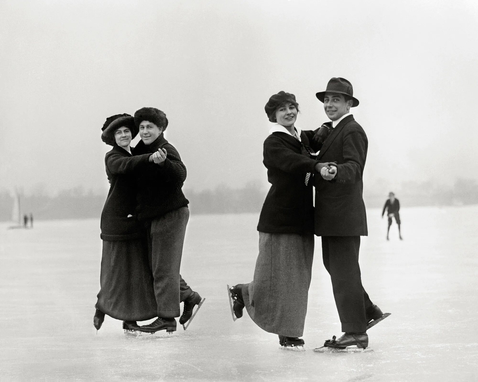 Ice Skating 1910s. Каток в Юсуповском саду 1865. Фигурное катание 19 века. Ретро каток.