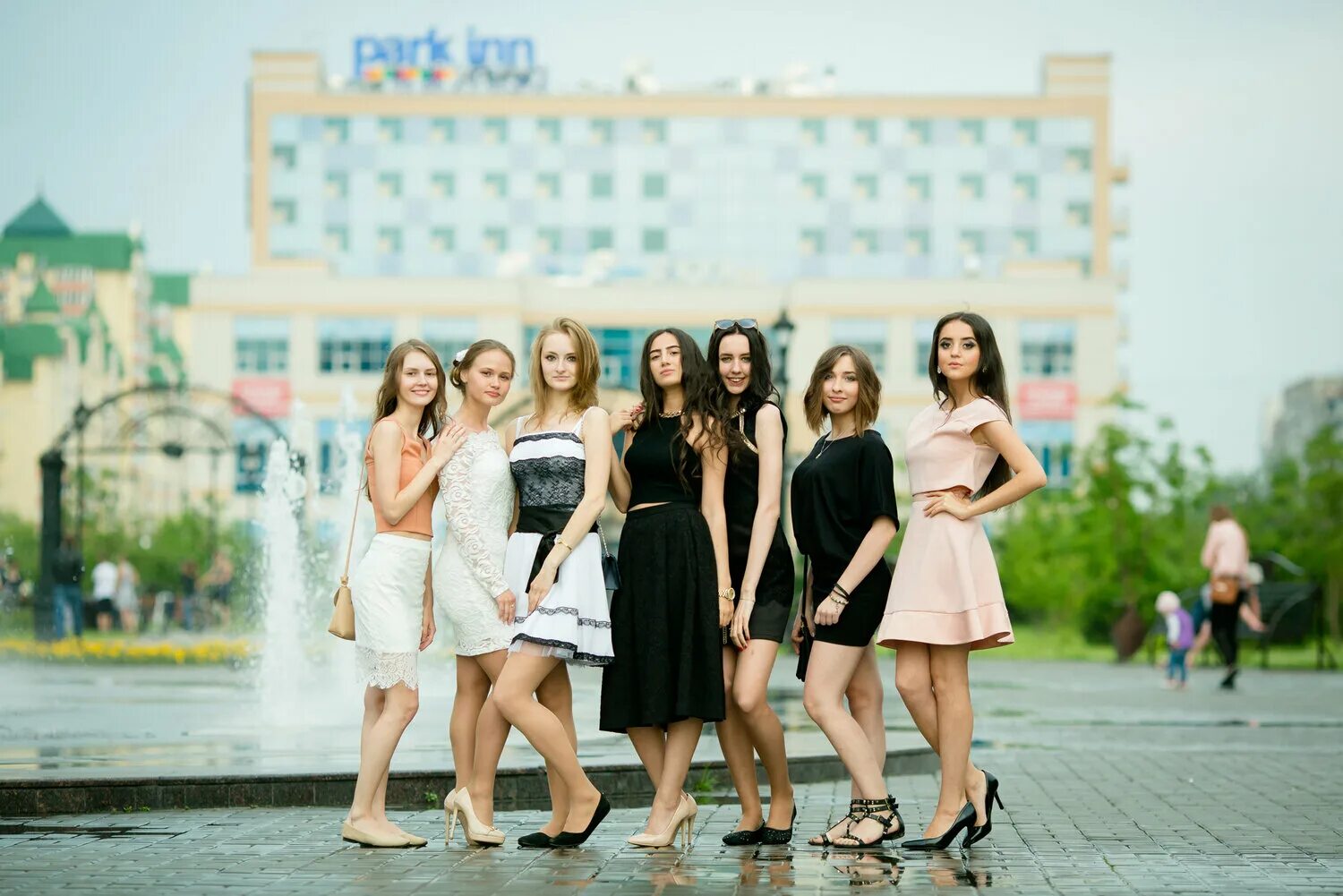 фотосессия выпускников на природе. групповая фотосессия выпускников. фотограф на выпускной. нужно сфотографироваться в завершении выпускного. тематический выпускной.