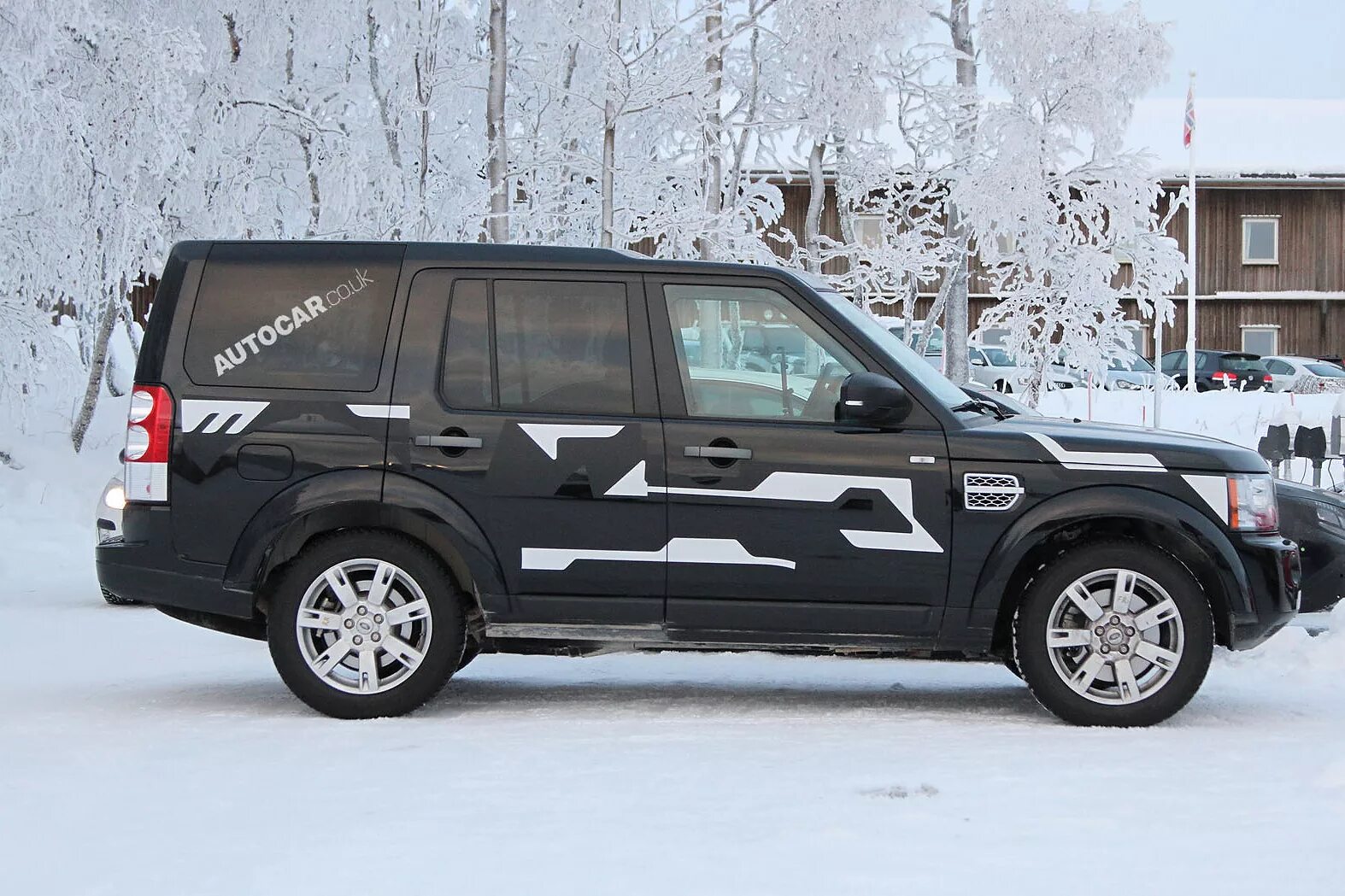 Тест дискавери. Land Rover Discovery 3. Land Rover Discovery 3 в камуфляже. Land Rover Discovery 3 новый. Оклейка Discovery 4.