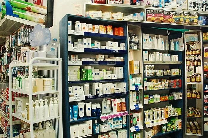 фармацевт с лекарствами. лекарственные препараты в аптеке. покупатель в аптеке. фармацевт в аптеке. лекарственные средства в аптеке.