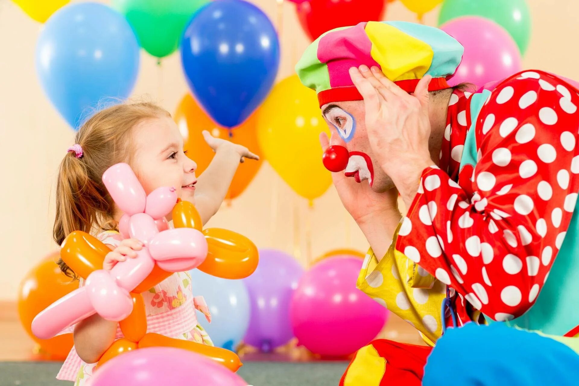 Детские праздники. Дети с воздушными шариками. Детский клоун на день рождения. Дети праздник.