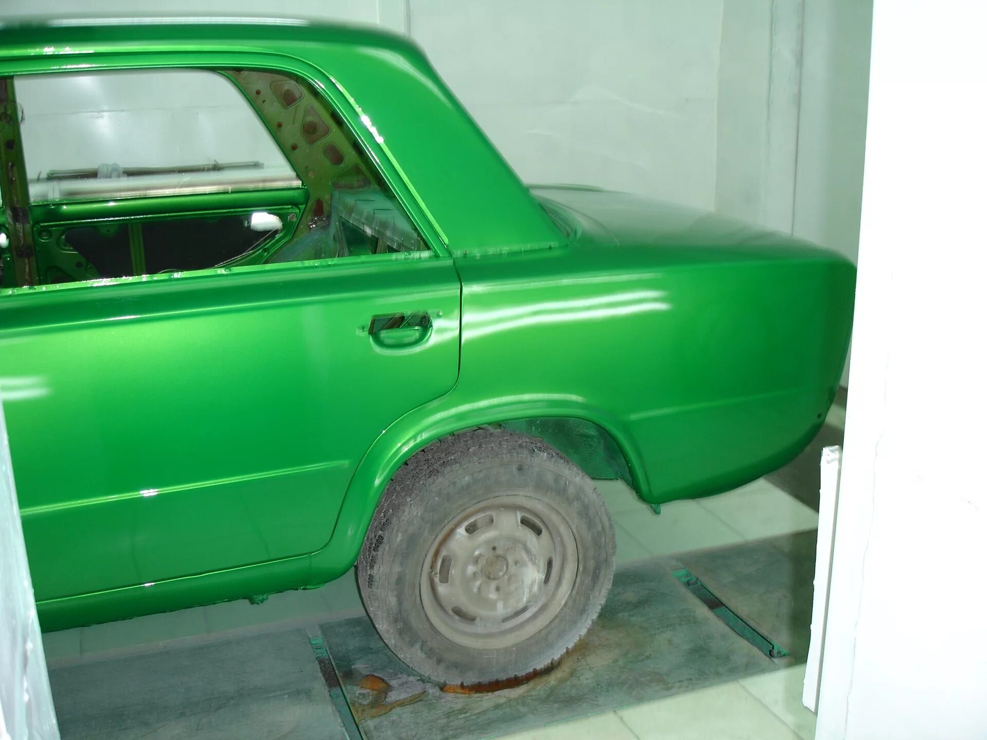 Предмет покрашен краской зеленого цвета. ВАЗ 2101 зеленый металлик. ВАЗ 2101 зеленый перламутр. ВАЗ 2101 Раптор. ВАЗ 2101 цвет зеленый металлик.