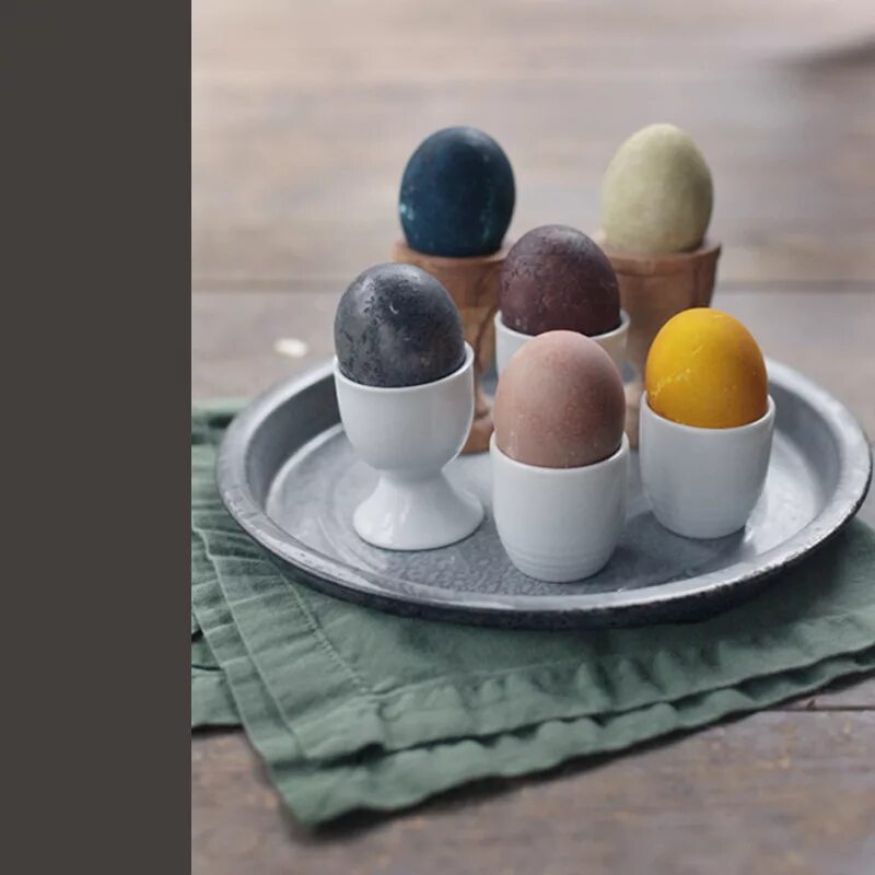 Можно ли красить коричневые яйца. Натуральные краски для яиц. Украшение яиц натуральными красителями. Пасхальные яйца натуральные красители. Пасхальные яйца коричневые.