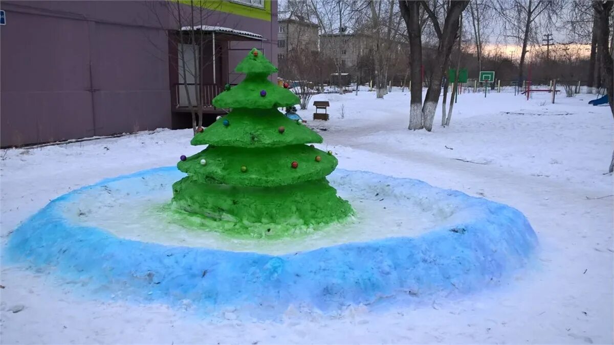 Фигуры из снега елка. Елка из снега на участке. Как сделать елку из снега на улице. Елка из снега. Фигуры из снега елка.