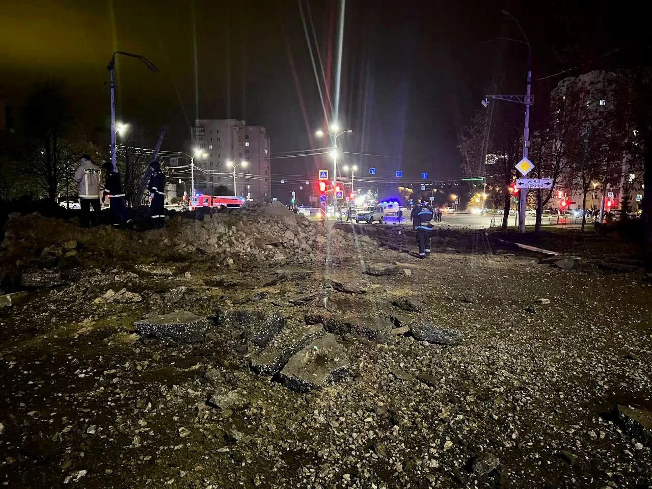 Где взорвали бомбу. Российские дороги. Взрыв бомбы в Белгороде. Ночная улица. Город ночью.