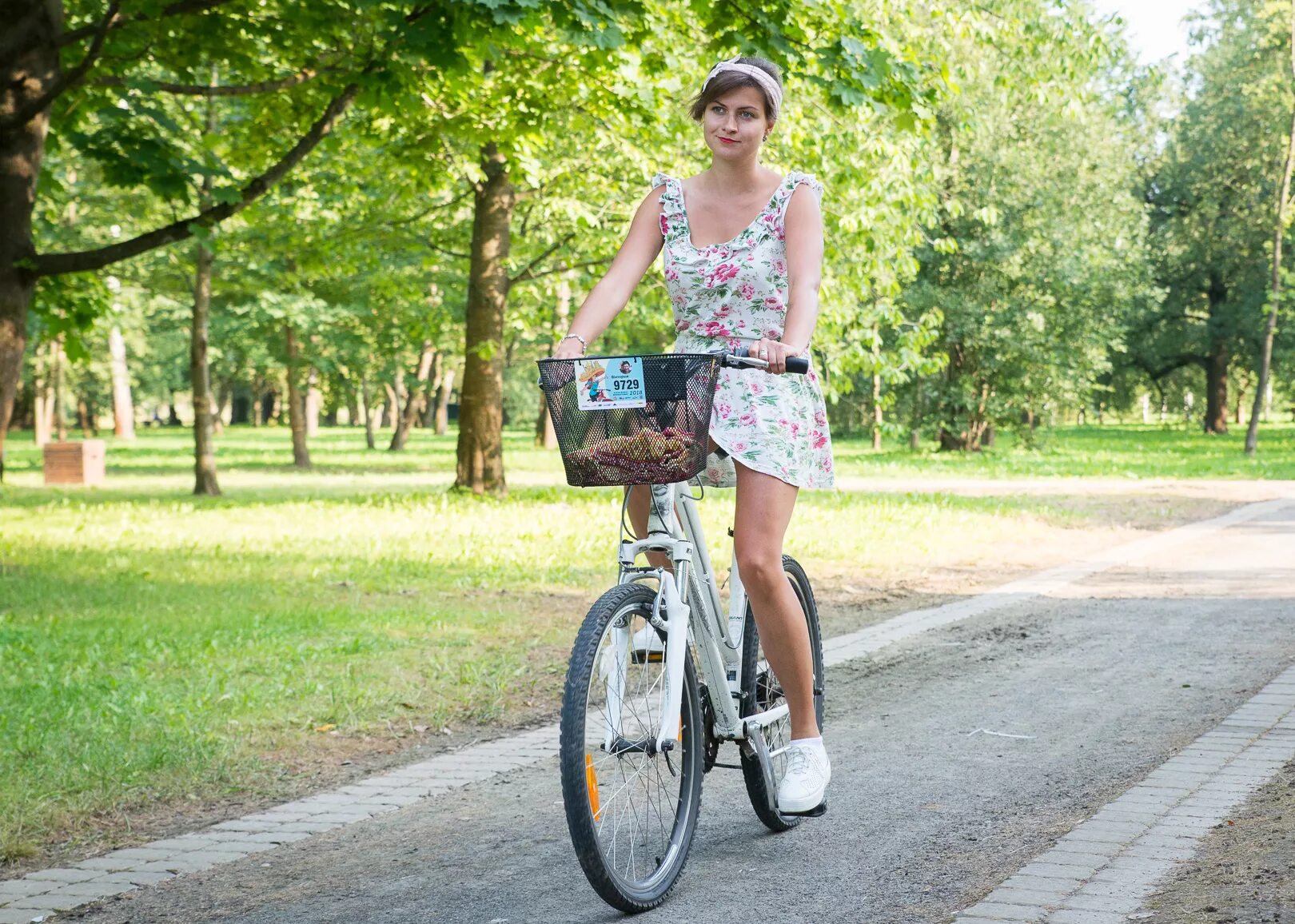 Можно ли летом. На велосипеде в короткой юбке. Девушки на велосипеде в юбке. Девушка в платье на велосипеде. Платье для езды на велосипеде.