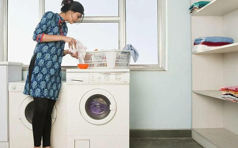 Машинка плохо стирает. Женщина и стиральная машина. Девушка в стиральной машине. Женщина со стиральной машинкой. Стирка в машинке.