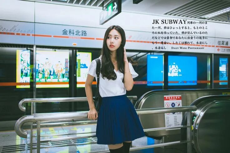 Schoolgirl bus. Чикан в метро Японии. Девушки в Японии чиканы. Японские чиканы в автобусе. Японские девушки в метро.