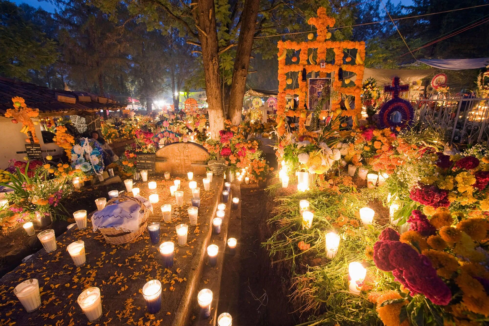 Мексика Лос Муэртос кладбище. День мертвых в Мексике кладбище. Dia de muertos (Day of the Dead). Диа де Лос Муэртос праздник. Праздник всех святых в 2024