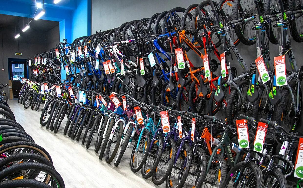 витрины для велосипедов leboard. линия сборки велосипедов. крупные магазины велосипедов. магазин велосипедов. распродажа велосипедов со склада.