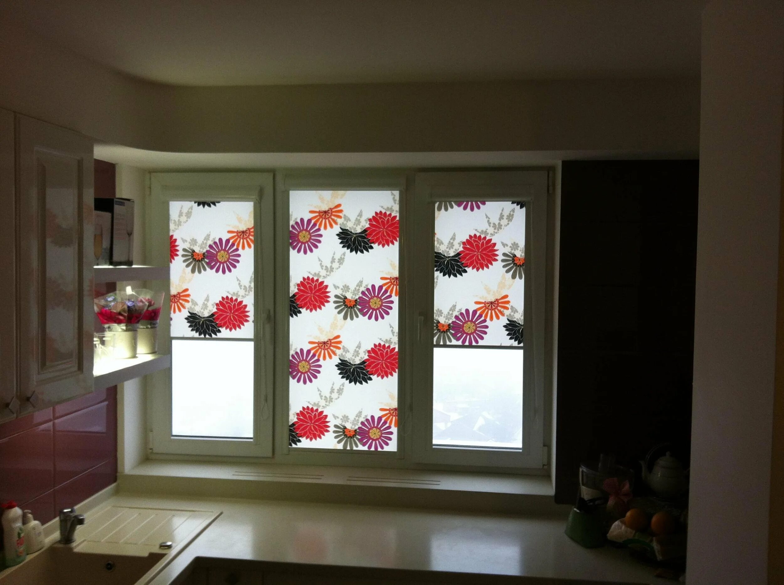 Установка пластикового окна кухни. Рулонные шторы на кухонное окно. Ролл шторы на кухню. Рулонные шторы на пластиковые окна на кухню. Красивые рулонные шторы на пластиковые окна на кухню.