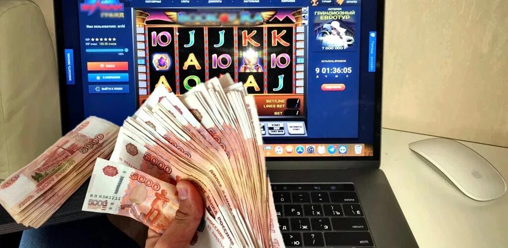 В какой игре можно реально выиграть. Ноутбук и деньги. Заработок в казино. Игра деньги. Как заработать деньги в казино.